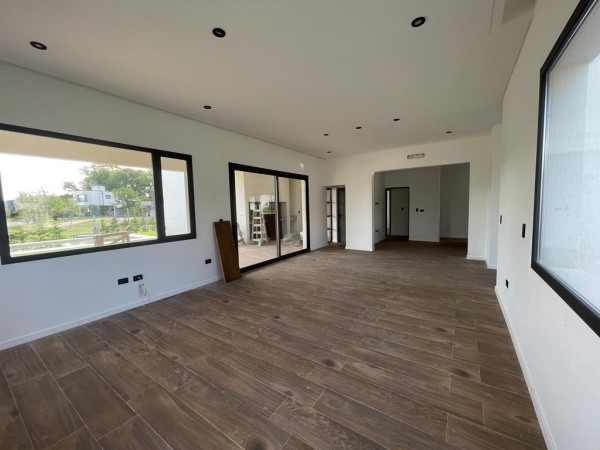 Casa a estrenar en Fincas de Hudson